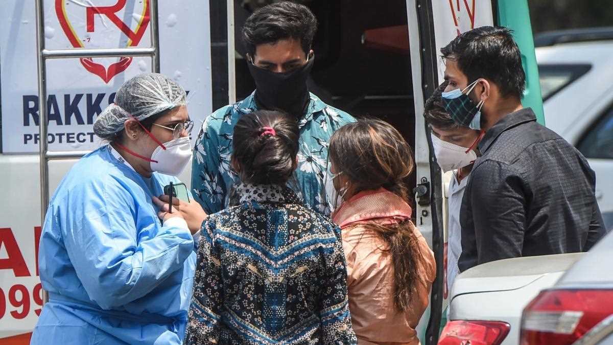 आ सकती है कोरोना की सूनामी, सरकारें पाबंदियों को लेकर उलझन में आ सकती है कोरोना की सूनामी, सरकारें पाबंदियों को लेकर उलझन में